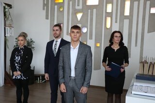 zdroj: https://www.dubnica.eu/udalosti-v-meste/aktuality/mesto-ocenilo-11-vynimocnych-mladych-ludi-z-troch-strednych-skol-3153sk.html