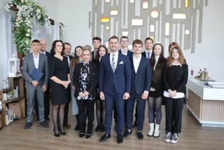 zdroj: https://www.dubnica.eu/udalosti-v-meste/aktuality/mesto-ocenilo-11-vynimocnych-mladych-ludi-z-troch-strednych-skol-3153sk.html