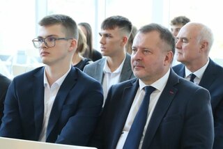 zdroj: https://www.dubnica.eu/udalosti-v-meste/aktuality/mesto-ocenilo-11-vynimocnych-mladych-ludi-z-troch-strednych-skol-3153sk.html